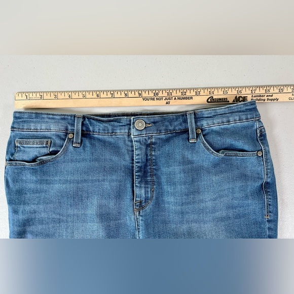 Women’s Bandolino Riley Bermuda Jean Shorts Denim, size 12 - Picture 7 of 13